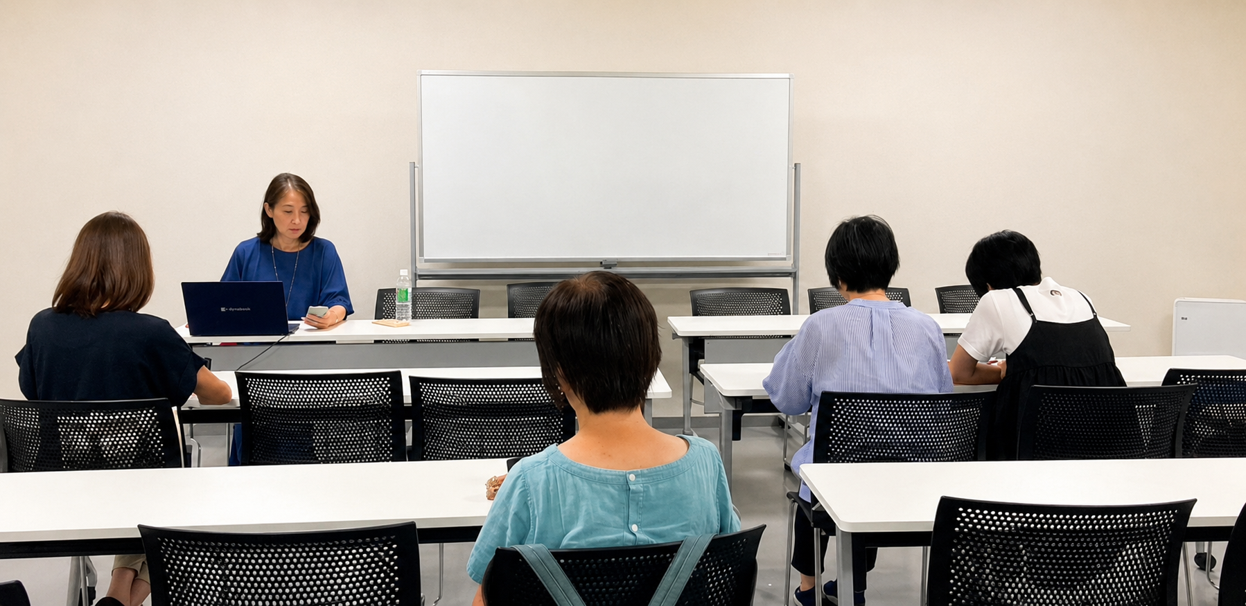 少人数の参加者に向けて講座を行うMari